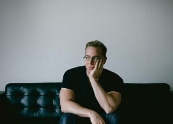 Linus Jonkman miettii, teemmekö väkivaltaa introverteille, kun opetamme heille, että heidän persoonansa on vääränlainen.