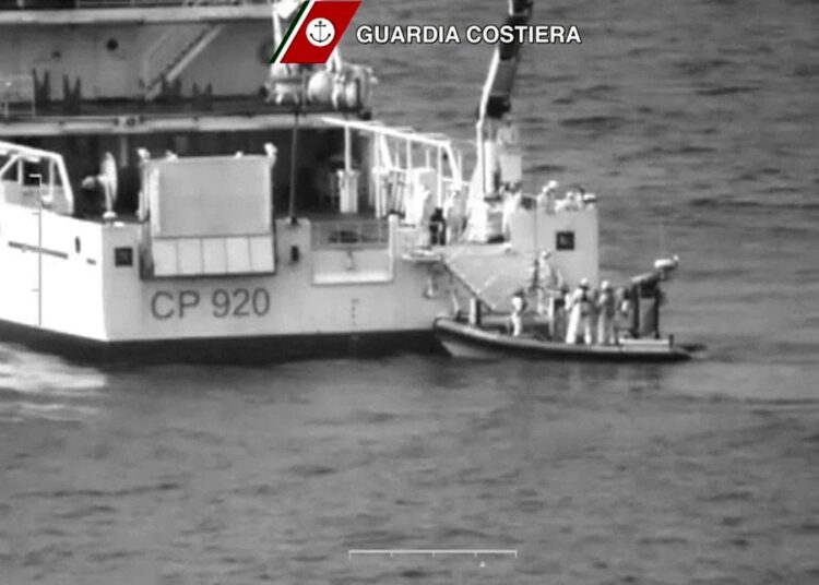 Pelastusaluksen miehistöä Italian rannikkovartioston sunnuntaina välittämässä kuvassa.