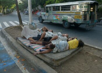 Katulapsia nukkumassa Manilassa.