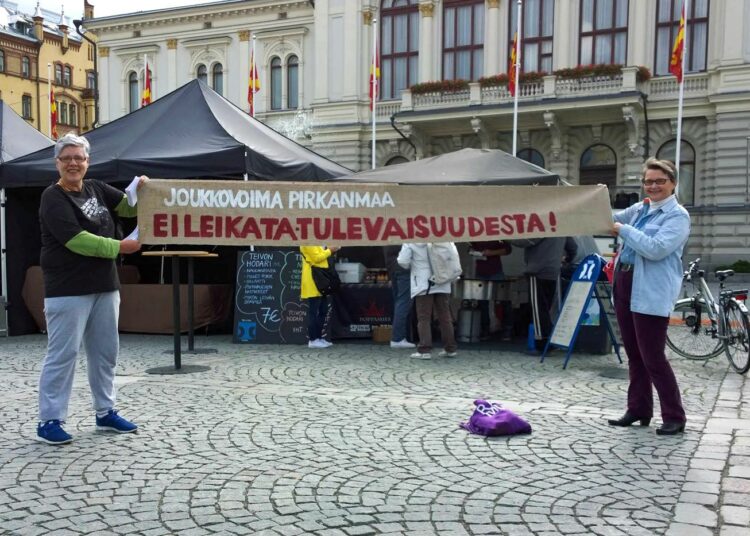 Joukkovoima Pirkanmaa jakoi esitteitä Tampereella. Verkosto on levinnyt 12 paikkakunnalle.