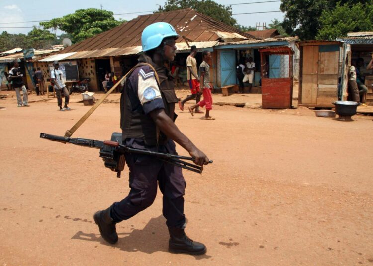 YK:n rauhanturvaaja partioimassa Keski-Afrikan tasavallan pääkaupungissa Banguissa.