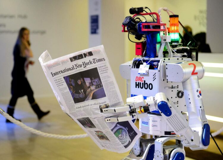 Robotti ”luki” sanomalehteä Maailman talousfoorumissa Davosissa tammikuussa.