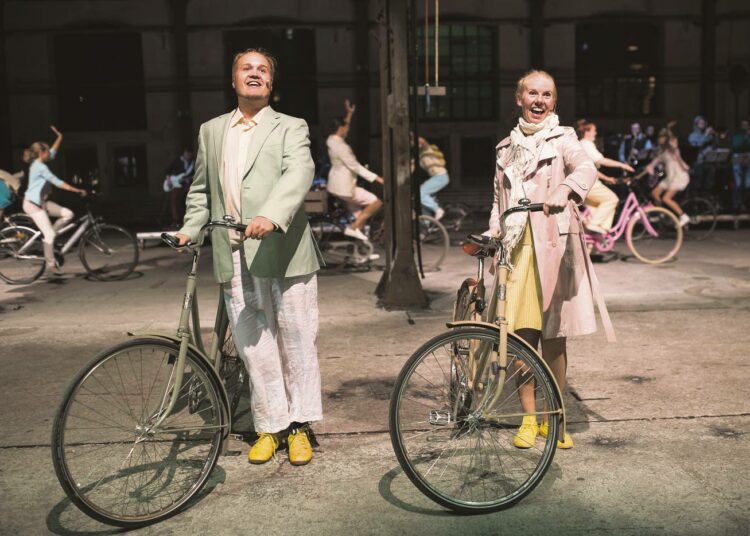 VR:n vanhaan kokoonpanohalliin mahtuu esimerkiksi kuudentoista polkupyörän koreografia. Etualalla Mika Kuokkanen ja Kirsti Larja.