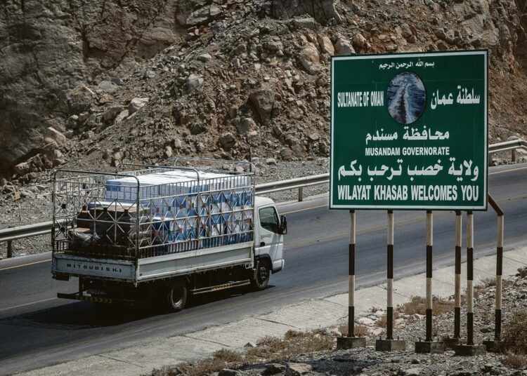 Täydessä lastissa oleva kuorma-auto saapuu Musandamin alueelle ylitettyään Arabiemiraattien ja Omanin välisen rajan.