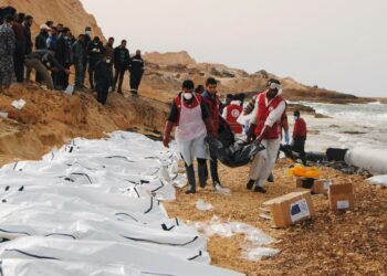 Libyan Punaisen Ristin jäsenet kokosivat viikko sitten rannalle ajautuneita hukkuneiden ruumiita, joita löytyi 74.