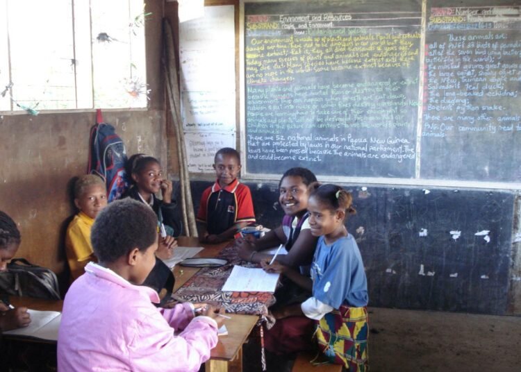 Papua-Uusi-Guinea ja muut Tyynenmeren köyhät saarivaltiot pyrkivät vähentämään lasten työntekoa maksuttoman kouluopetuksen avulla.