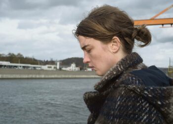 Adèle Haenel on elokuvan nuori lääkäri, jonka elämän ovisummerin soitto muuttaa.