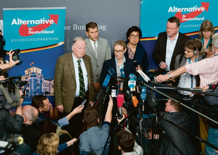 AfD:n johtoon kuuluvat Alexander Gauland ja Alice Weidel puhuivat toimittajille ennen puolueensa liittopäiväryhmän ensimmäistä kokousta viime viikolla.