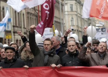 Sergei Udaltsov (2. oik.), joka vapautettiin elokuussa, osallistui helmikuussa 2012 opposition mielenosoitukseen Pietarissa.