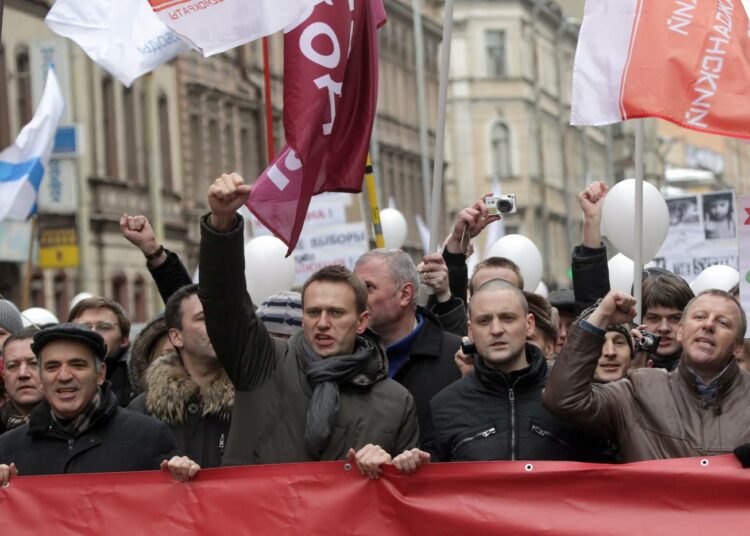 Sergei Udaltsov (2. oik.), joka vapautettiin elokuussa, osallistui helmikuussa 2012 opposition mielenosoitukseen Pietarissa.