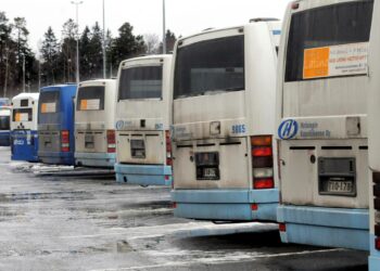 HSL:n bussiliikenne on perjantaina pysähdyksissä, mutta SAK järjestää mielenosoitukseen kuljetuksia.