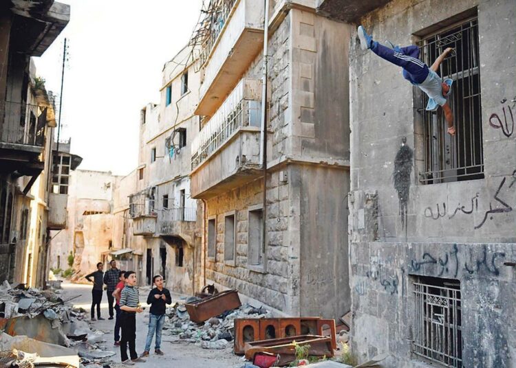 Neuvotteluratkaisu on ainoa oikea tie pysyvään rauhaan Syyriassa. Kuvassa syyrialaisnuoria harjoittelemassa parkour-liikkumista Aleppossa.