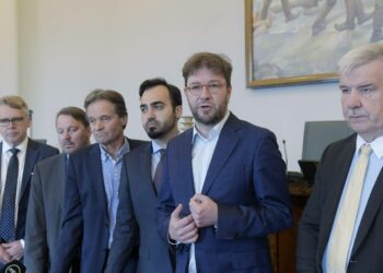 Opposition valtiovarainvaliokunnan jäsenet pitivät viime perjantain tiedotustilaisuuden, jossa he kritisoivat voimakkaasti sote-uudistusta. Vasemmalta lähtien kuvassa ovat KD:n Peter Östman, RKP:n Mats Nylund, vasemmistoliiton Kari Uotila, vihreiden Ozan Yanar, SDP:n Timo Harakka ja perussuomalaisten Toimi Kankaanniemi.