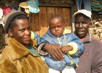 Aids-lääkityksellä on saatu hyviä tuloksia Afrikassa. Kenialaiset Miriam Wanjiru ja Samuel Mwangi ovat hiv-positiivisia, mutta heidän poikansa ei saanut tartuntaa.