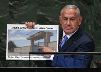 Benjamin Netanjahu esitteli YK:n yleiskokouksessa kuvia väitetyistä ydinasevarastoista.