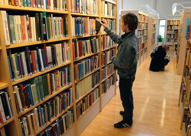 Pojat lukevat vähemmän kuin tytöt kirjastotilastojen mukaan. Ammattiliitto Jyty muistuttaa, että kirjoitus- ja lukutaito ovat parasta vastalääkettä syrjäytymiselle. Liiton lahjoitusvaroin kirjastoihin palkataan nuoria työttömiä lukemaan lapsille.