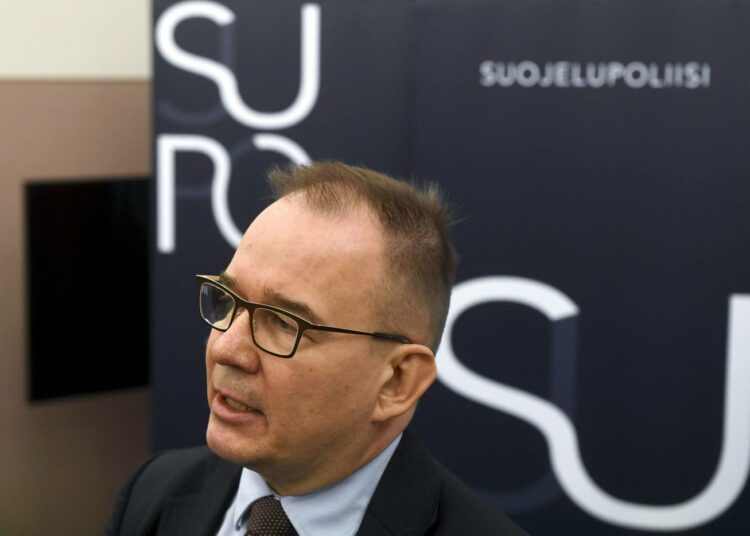 Suojelupoliisin päällikkö Antti Pelttari esitteli Suojelupoliisin Supon kansallisen turvallisuuden katsauksen maanantaina.