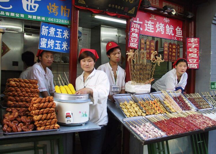 Työntekijöitä pekingiläisessä pikaruokapaikassa.