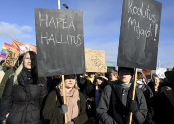 Toisen asteen opiskelijajärjestöt järjestivät mielenilmauksen maksuttoman toisen asteen koulutuksen puolesta Eduskuntatalon portailla Helsingissä 26. helmikuuta. Nuorten kiinnostus politiikkaan on nousussa.