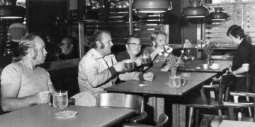 Miehiä asian päällä ravintola Kaupunginkellarissa Tampereen työväentalolla 1970-luvulla.