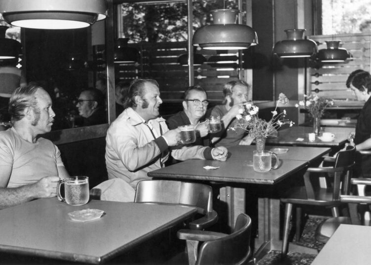 Miehiä asian päällä ravintola Kaupunginkellarissa Tampereen työväentalolla 1970-luvulla.