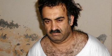 9/11-iskujen suunnittelusta syytetty Khalid Sheikh Mohammed yöpaidassaan Rawalpindissä Pakistanissa kiinnioton yhteydessä vuonna 2003 otetussa kuvassa.