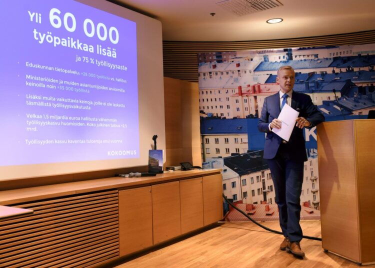 Kokoomuksen kansanedustaja Timo Heinonen esitteli puolueen vaihtoehtobudjetin tiistaina.