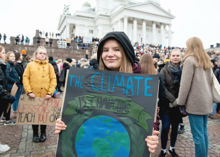 Emmi-Roosa Nyrhinen on maalannut viestinsä kuvaamataidon tunnilla.