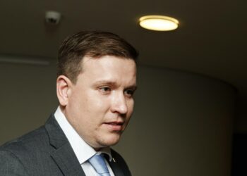 Perussuomalaisten Ville Tavio kertoi Ano Turtiaisen erottamisesta.