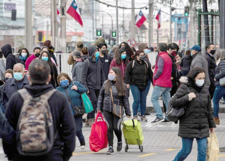 Koronarajoituksia on alettu purkaa asteittain Chilen pääkaupungissa Santiagossa. Maskipakko on voimassa sakon uhalla.