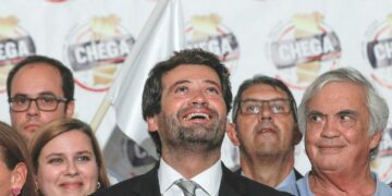 Portugalin vaalijärjestelmä toi Chega-puolueen André Venturalle (keskellä) paikan vain 1,29 prosentin ääniosuudella.