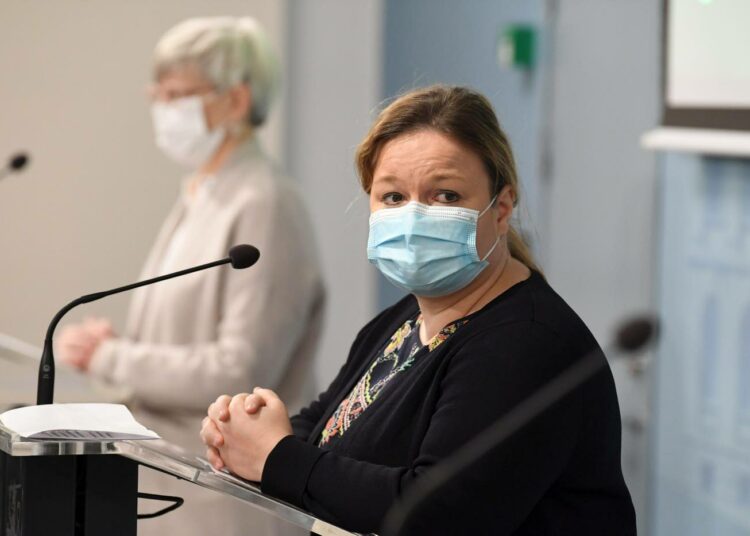 Perhe- ja peruspalveluministeri Krista Kiurun (sd.) mukaan uusi koronaviruksen muunnos aiheuttaa suurta huolta.
