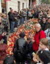 Ihmiset tuovat kynttilöitä ja kukkia Slovakian Bratislavassa hyökkäyksen kohteeksi joutuneen LGBTQI-baarin edustalle. Homovihan villitsemä murhamies tappoi kaksi baarin asiakasta ja vakavasti vahingoitti kolmatta. Kuva: Zuzana Thullnerova/IPS