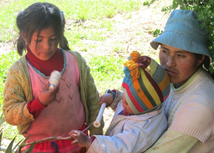 Latinalaisessa Amerikassa maaseudun alkuperäiskansoihin lukeutuvat naiset ovat kaikkein alistetuimmassa asemassa. Kuvassa Perun Andeilla elävä ketšua-nainen tyttäriensä kanssa.