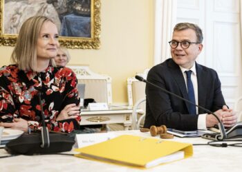 Valtiovarainministeri Riikka Purra ja pääministeri Petteri Orpo ennen puoliväliriihen alkua Smolnassa Helsingissä tiistaina.