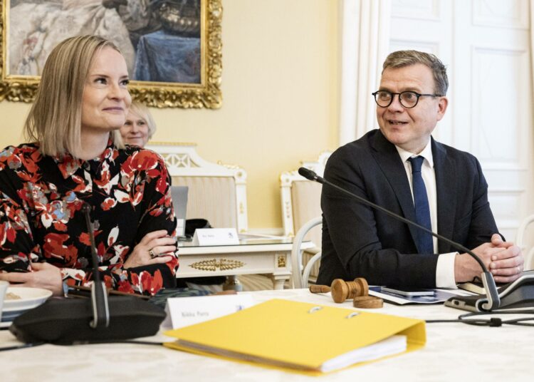 Valtiovarainministeri Riikka Purra ja pääministeri Petteri Orpo ennen puoliväliriihen alkua Smolnassa Helsingissä tiistaina.