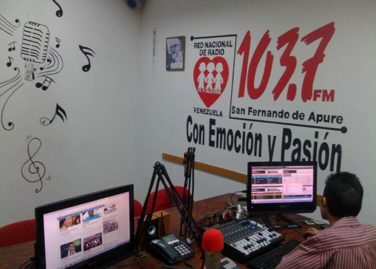 Fe y Alegría (Usko ja ilo) on uskonnollistaustaisten radioiden verkosto Venezuelassa. Se on muiden alueen yhteisöradioiden tavoin menettänyt Euroopasta saamaansa tukea kehitysapuleikkausten seurauksena.