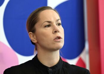 Hanna Sarkkinen vaihtoehtobudjetin julkistamistilaisuudessa tiistaina.