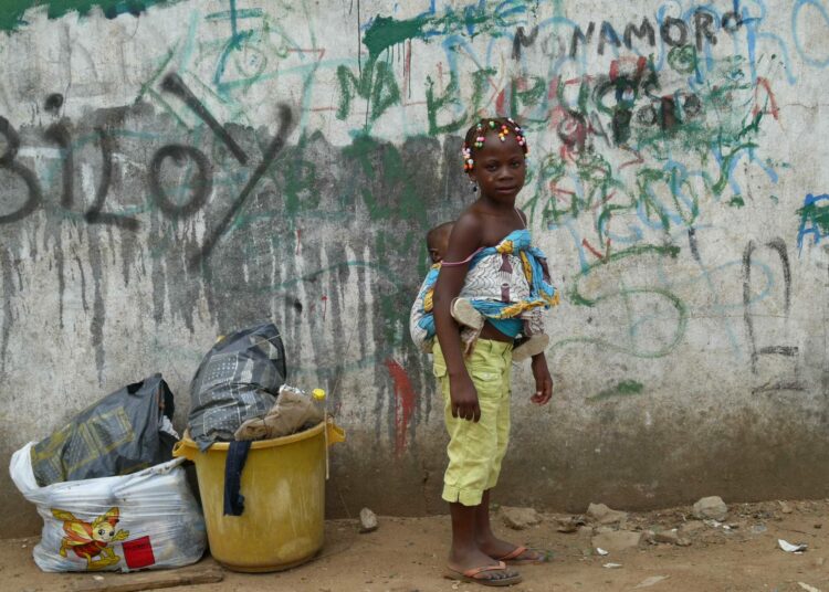 Lapsia Angolan pääkaupungissa Luandassa. Kuusi kymmenestä työtä tekevästä lapsesta ei käy koulua ollenkaan.