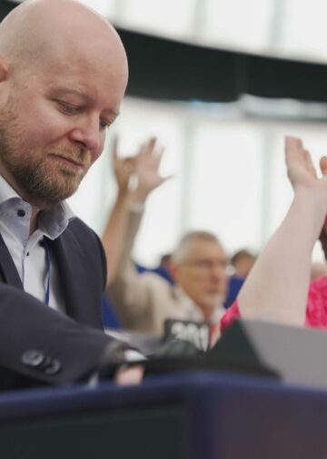 Europarlamentaarikko Jussi Saramo (vas.) Euroopan parlamentin täysistunnossa Strasbourgissa 16. kesäkuuta.