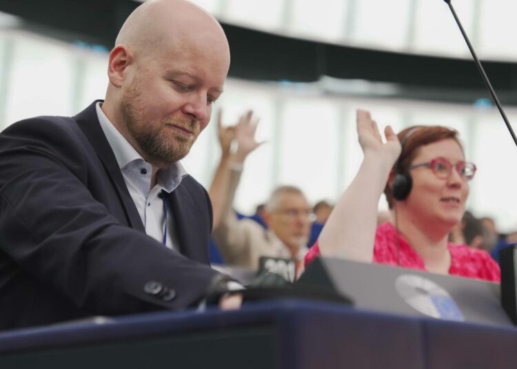 Europarlamentaarikko Jussi Saramo (vas.) Euroopan parlamentin täysistunnossa Strasbourgissa 16. kesäkuuta.