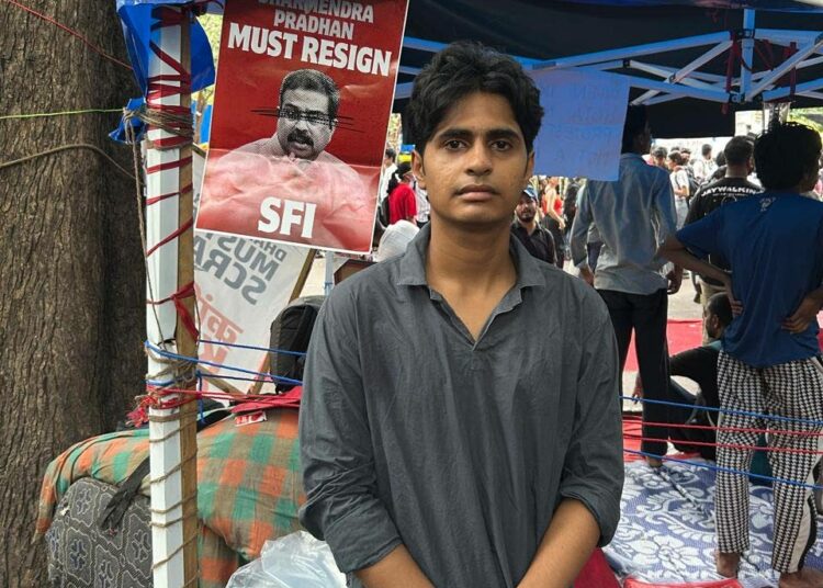 Delhi Skill and Entrepreneurship Universityn opiskelija Anshil Khan palasi mielenosoitukseen muutama päivä sen jälkeen, kun poliisi oli hänen mukaansa pahoinpidellyt hänet.