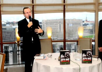 Kirjansa julkistamistilaisuudessa Alpo Rusi syytti mm. presidentti Mauno Koivistoa maanpetoksesta.