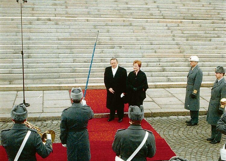 Entinen presidentti Martti Ahtisaari ja uusi presidentti Tarja Halonen tarkistivat kunniakomppanian Eduskuntatalon edessä vuonna 2000.