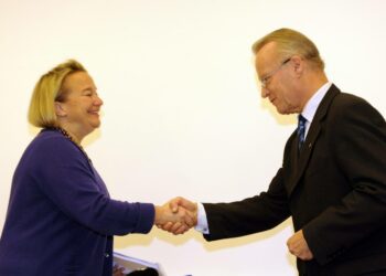 Lauri Tarastin toimikunta luovutti vaali-ja puoluerahoitusta koskevan mietintönsä oikeusministeri Tuija Braxille.
