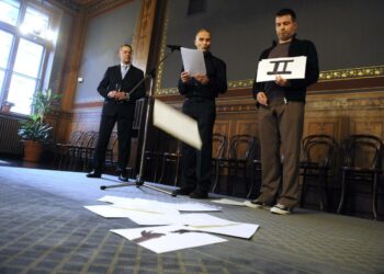 Kulttuuri- ja urheiluministeri Stefan Wallin (vas.) seuraa vieressä, kun Glims & Glomsin kymmenen vuotta sitten perustaneet nykyiset taiteelliset johtajat Simo Heiskanen ja Tuomo Railo esittävät kiitosperformanssia vastaanotettuaan tanssitaiteen valtionpalkinnon Säätytalossa.