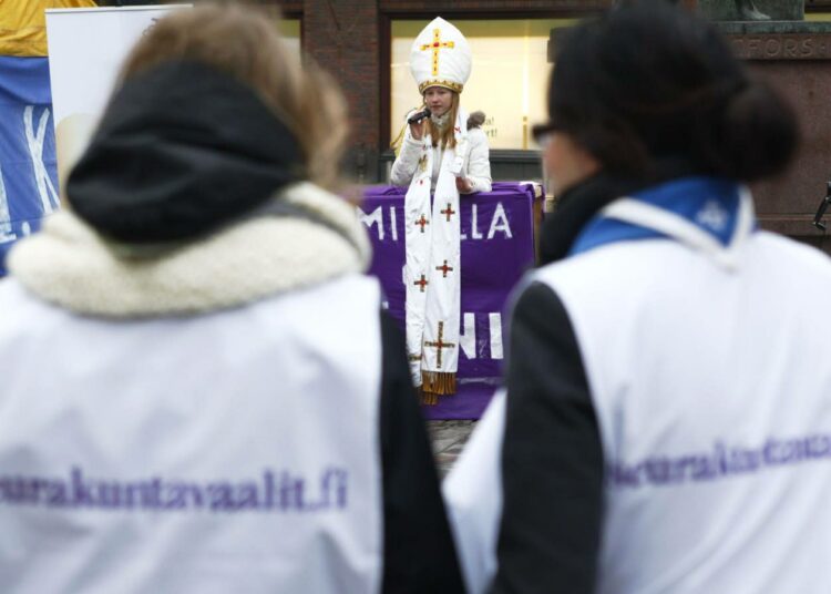 Ensimmäinen kerta -kampanja ja Nuorten Keskus ry. järjestivät seurakuntavaalien käynnistystempauksen Kolmen sepän patsaalla Helsingissä maanantaina 1. marraskuuta 2010.