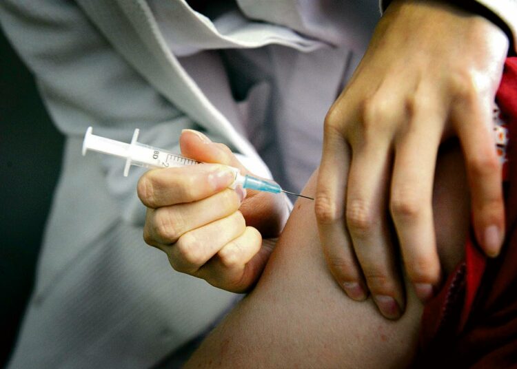 Sikainfluenssarokotetta annettiin Viiskulman terveysasemalla Helsingissä viime vuoden tammikuussa.