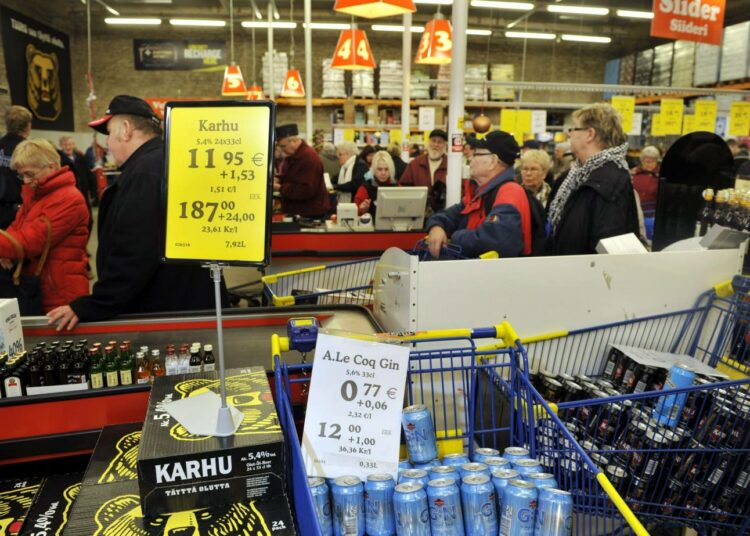 Suomalaisia asiakkaita virolaisessa viinakaupassa joulukuussa ennen Viron siirtymistä euroaikaan.