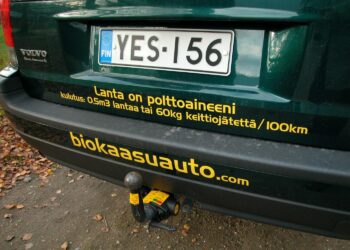 Laukaalaisen Erkki Kalmarin lanta-Volvo oli pitkään Suomen tunnetuin biokaasuauto. Nyt biokaasua aletaan käyttää Helsingin kaupungin kuljetuksissa.